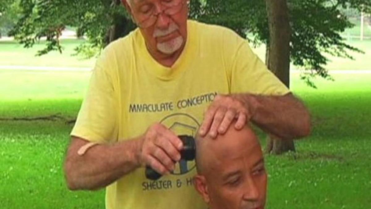 un frizer pensionat tunde oamenii strazii fara bani vezi ce le cere la schimb