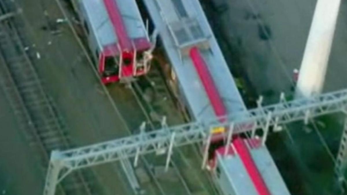 coliziune intre doua trenuri in sua aproximativ 60 de persoane au fost ranite