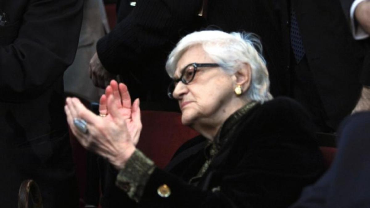 actrita olga tudorache a primit decoratia regala nihil sine deo din partea regelui mihai