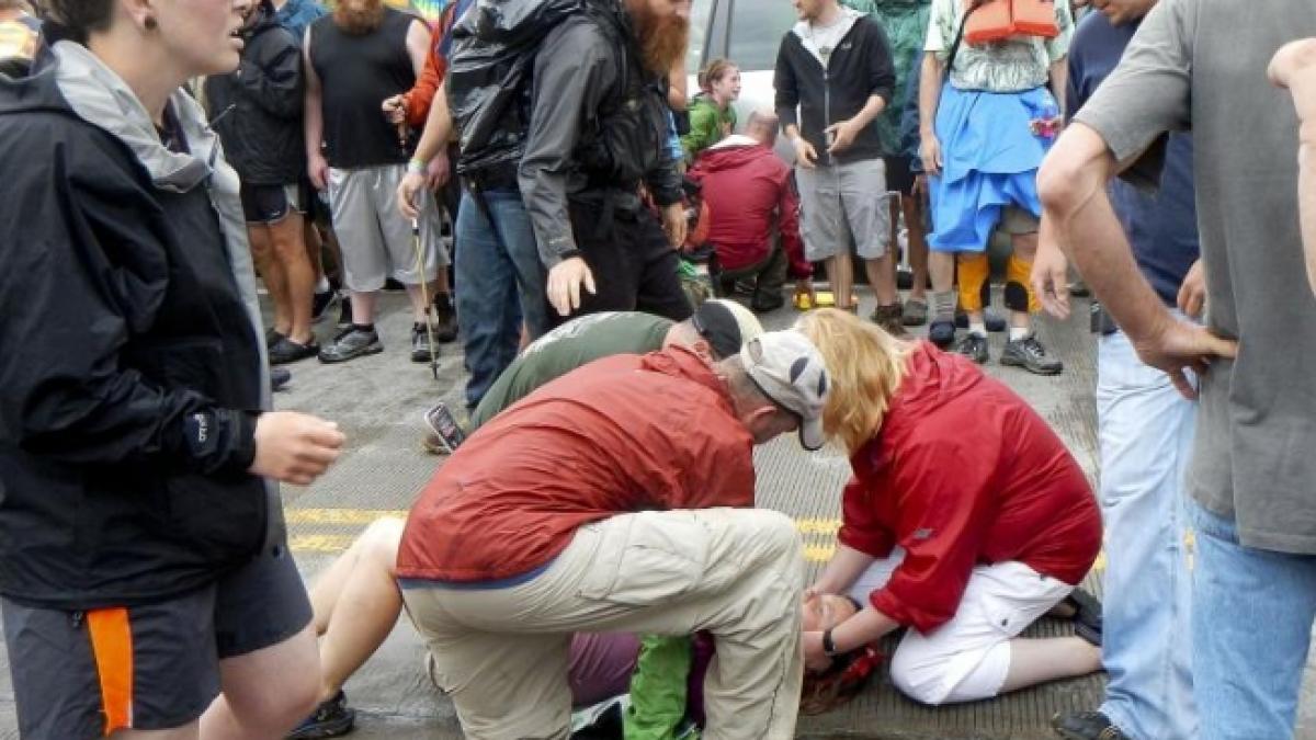 o masina a intrat intr un grup de persoane care participa la o defilare aproximativ 60 de oameni au