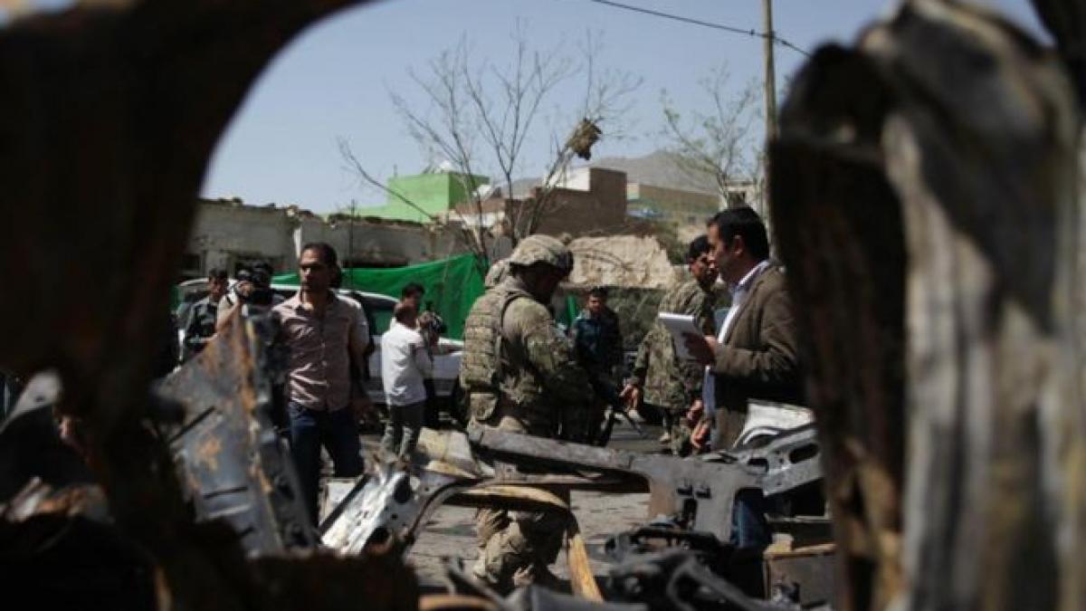 patru militari romani au fost raniti in afganistan blindatul s a rasturnat in urma exploziei unei