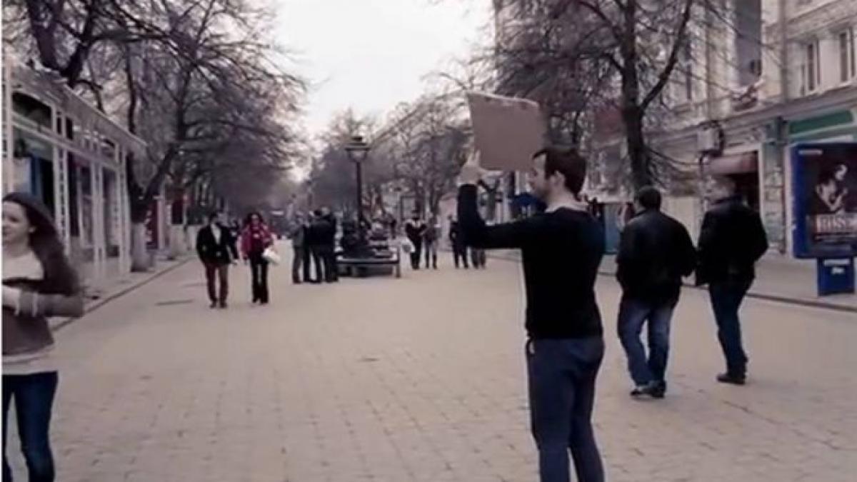 daca esti fericit imbratiteaza ma care crezi ca a fost reactia trecatorilor la acest anunt