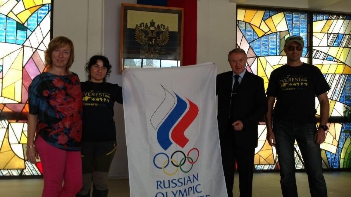 drapelul soci 2014 arborat pe everest de o alpinista din rusia