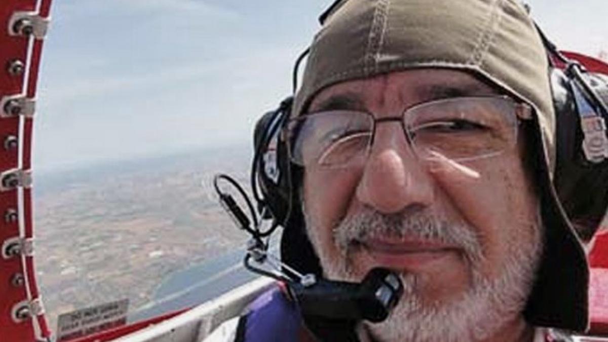 mii de oameni il priveau cand a murit destinul tragic al unui cunoscut pilot turc