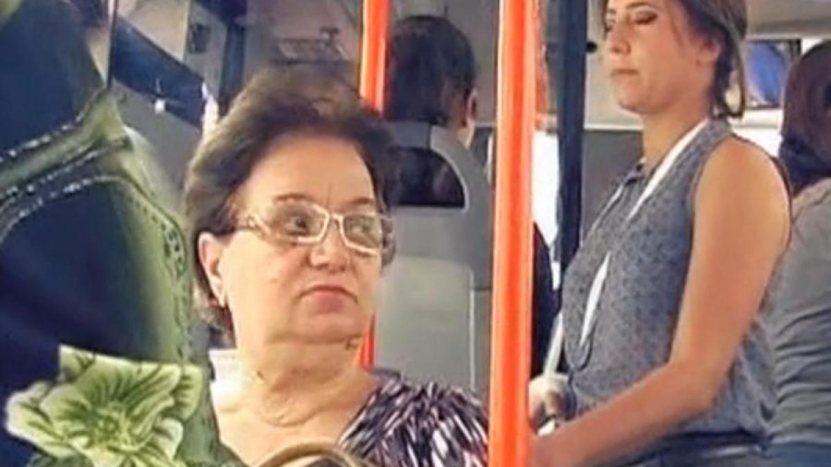 politetea floare rara experiment cu camera ascunsa in mijloacele de transport in comun