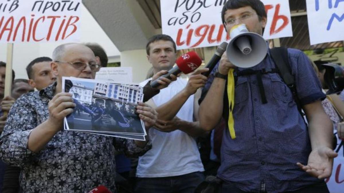 reprezentantii presei din ucraina au pichetat ministerul de interne dupa ce doi jurnalisti au fost