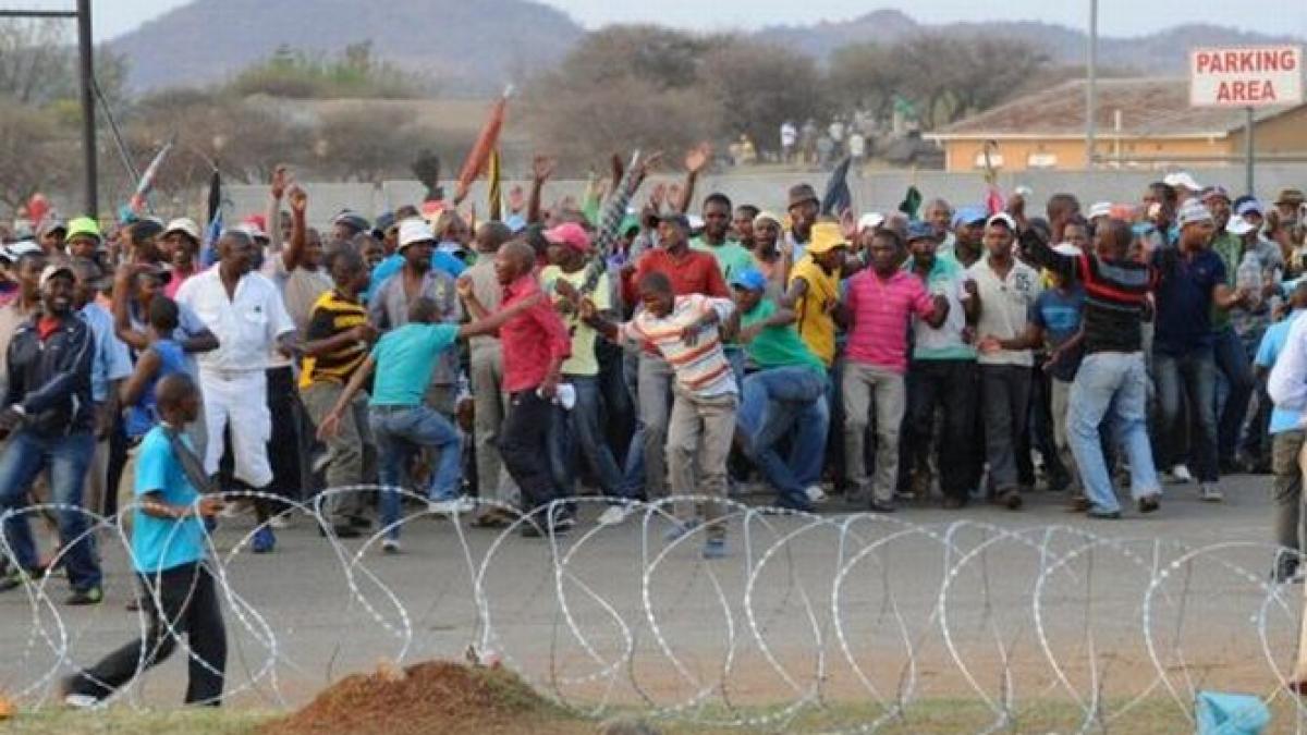 10 mineri sud-africani au fost internaţi în spital după un conflict cu agenţii de pază