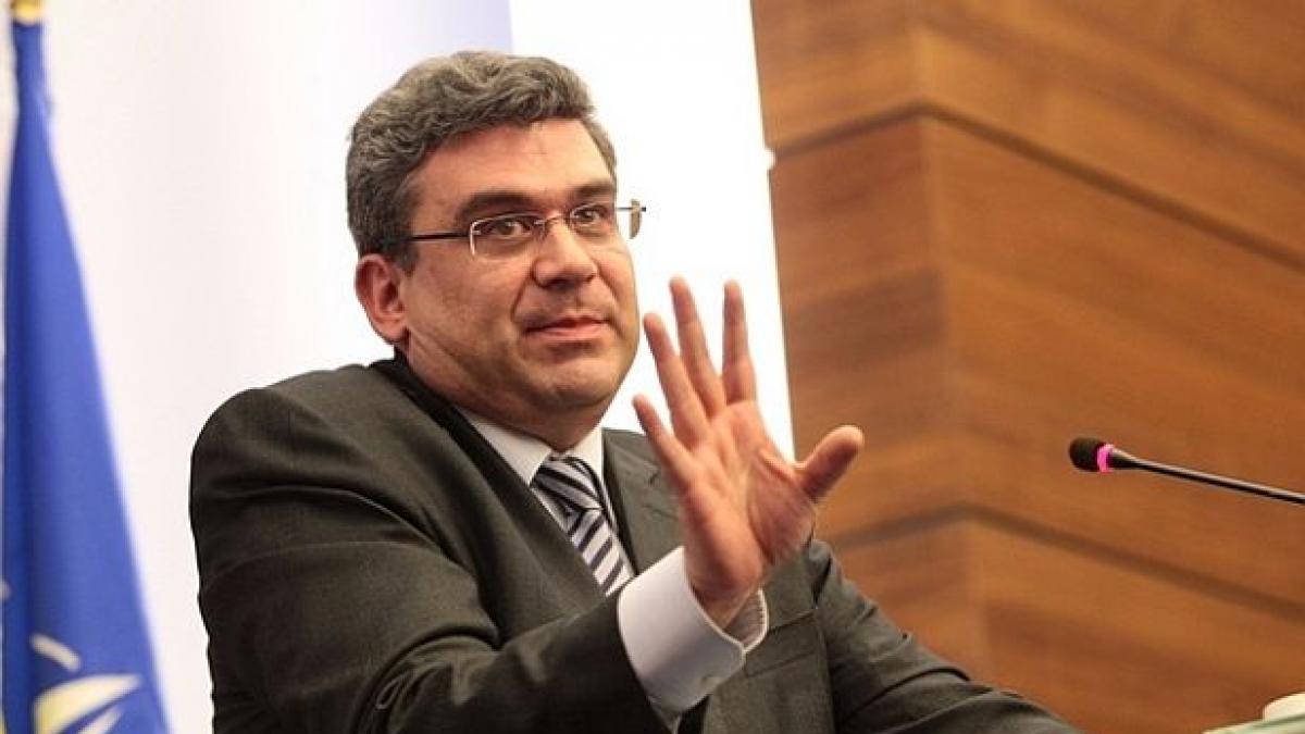 fostul ministru baconschi indragostit lulea si a scos amanta la restaurant apoi s au plimbat in