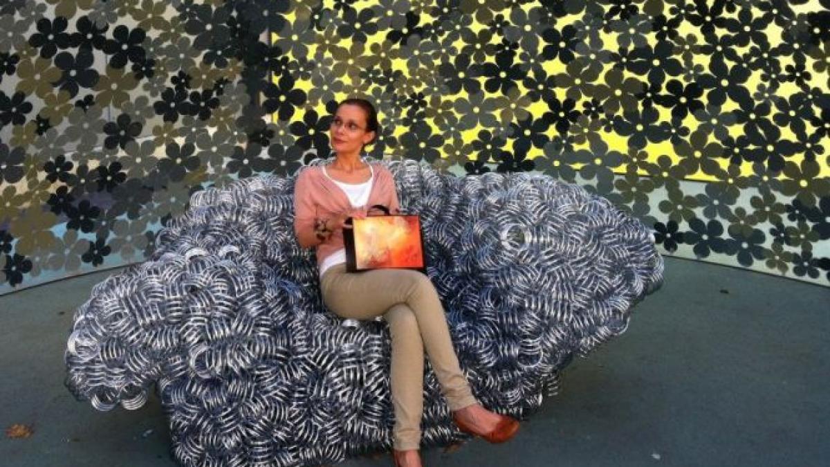 artista de origine romana care ne arata cum poate fi purtata arta tablourile portabile un pod intre