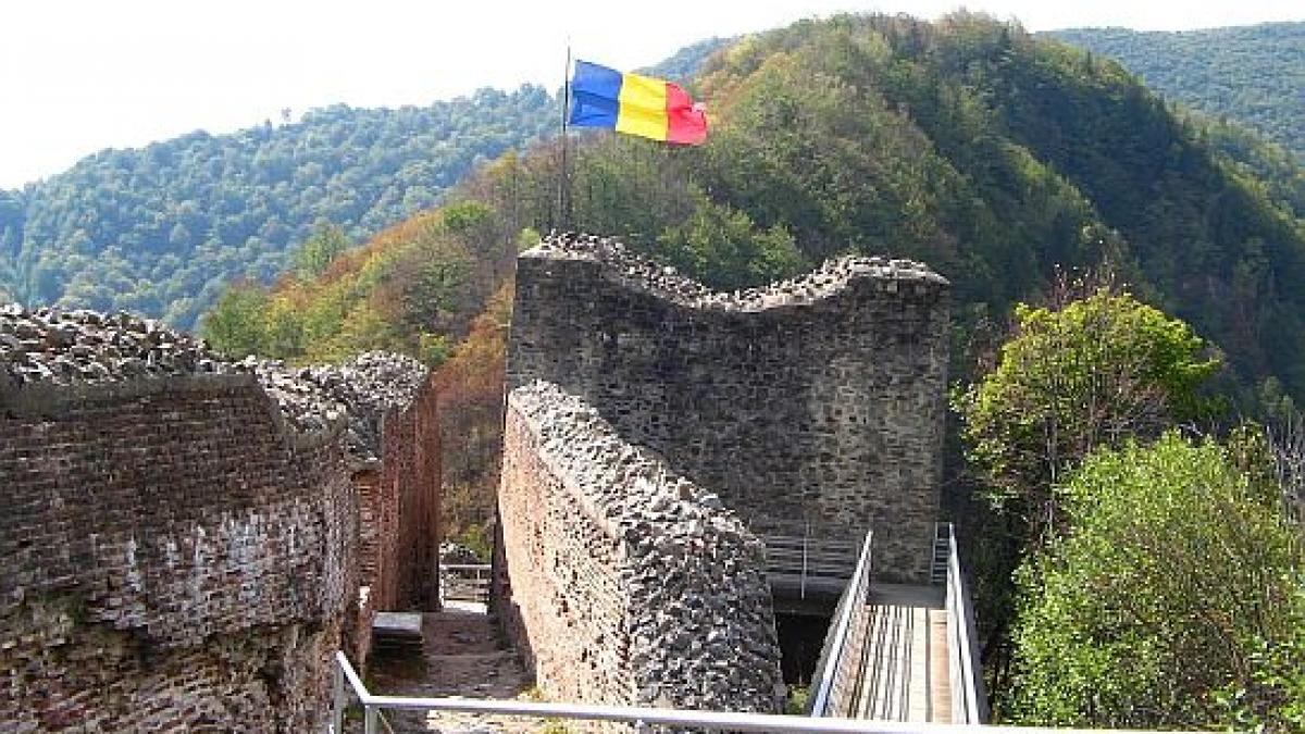 drapelul romaniei a fost ridicat si in cetatea poenari romania va ajunge in cartea recordurilor pe
