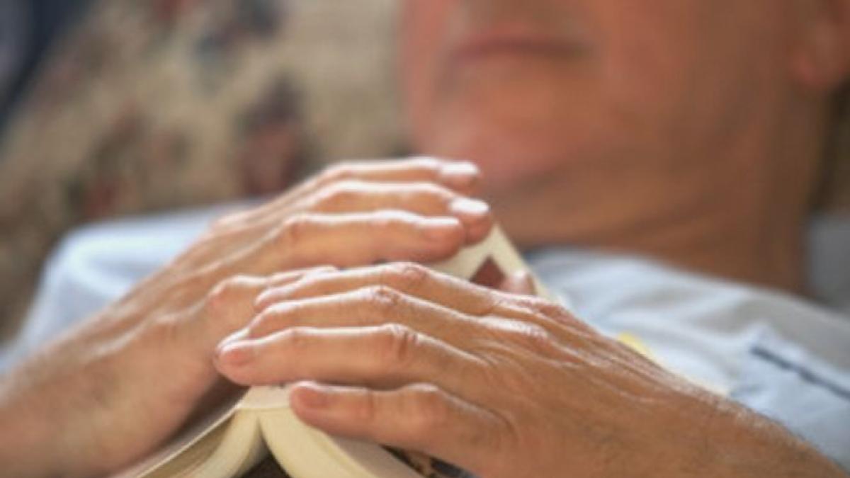 nu s a mai dat jos din pat de un an dar autoritatile il declara sanatos tun si il trimit la munca