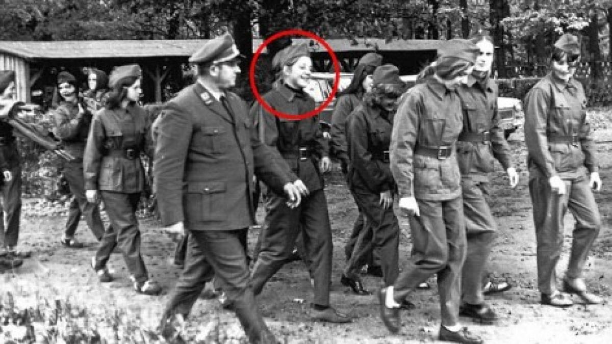 o fotografie scoate la iveala minciuna spusa de angela merkel vreme de patru decenii era alaturi de
