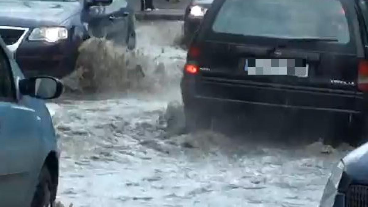 Pasaj inundat, maşină avariată şi mai mulţi copaci doborâţi de furtună, în Argeş şi Dâmboviţa