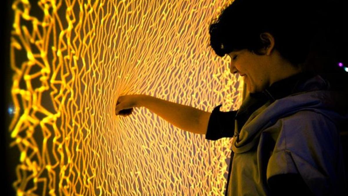 singurul muzeu din romania care iti permite sa atingi arta program special pentru persoanele cu