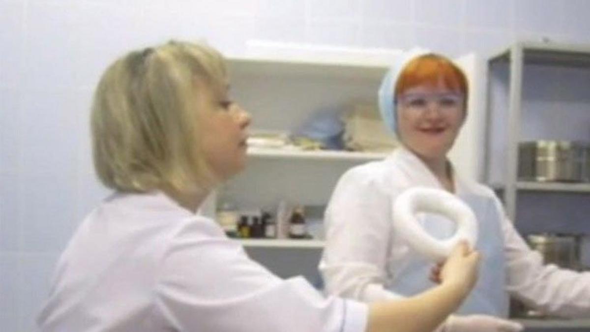 cum isi bat joc aceste asistente de bolnavii aflati in coma mi a venit rau cand le am vazut in