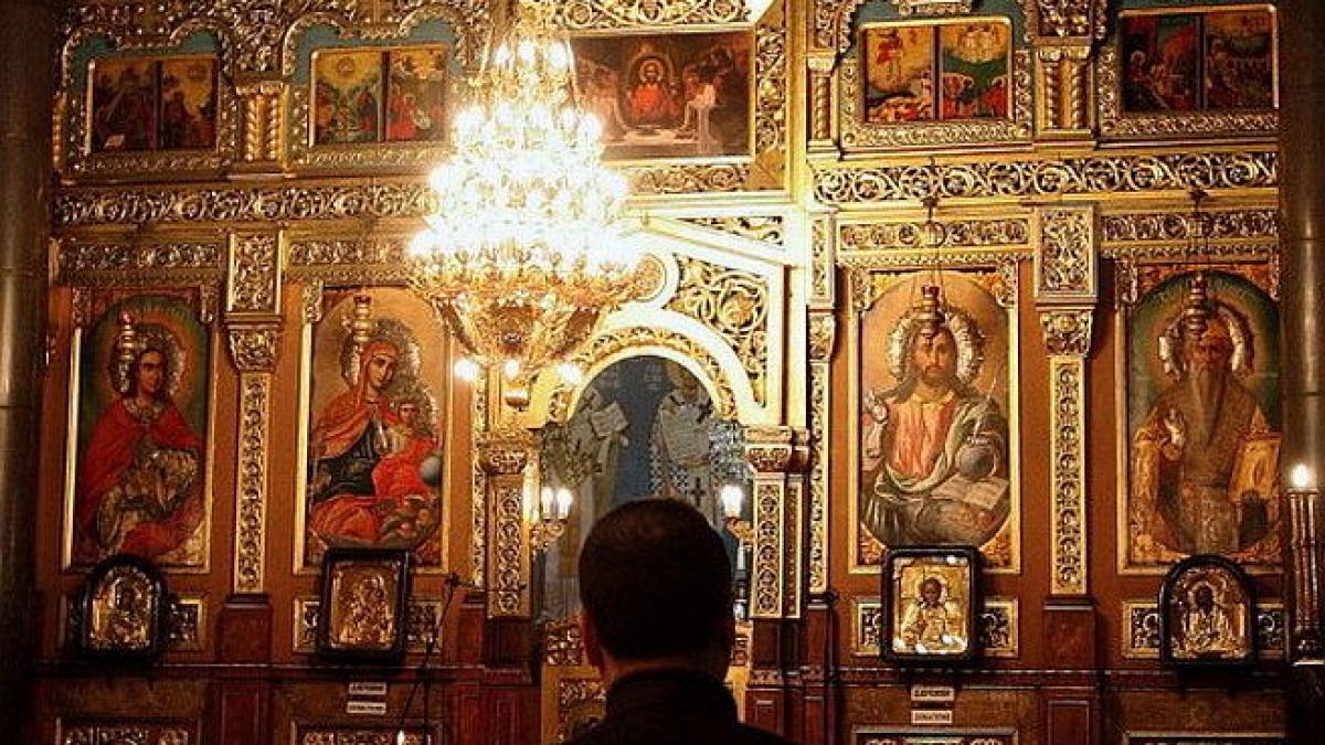 doi preoti filmati in timp ce ii injurau pe homosexuali