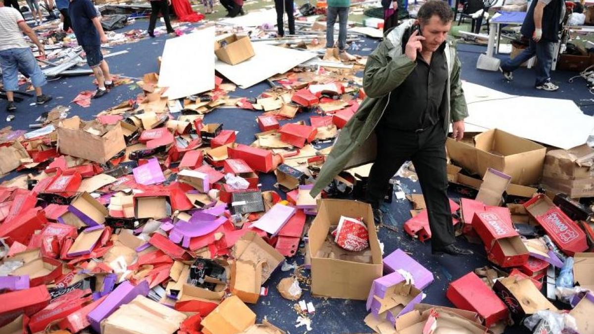 Femeia peste care s-a prăbuşit un cort, în zona Baba Novac, a murit la spital