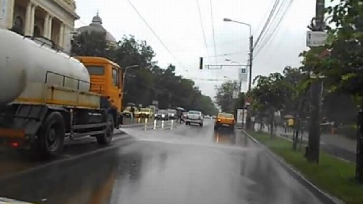 maestrii curateniei dau lectii pe ploaie torentiala cisternele uda strazile din iasi