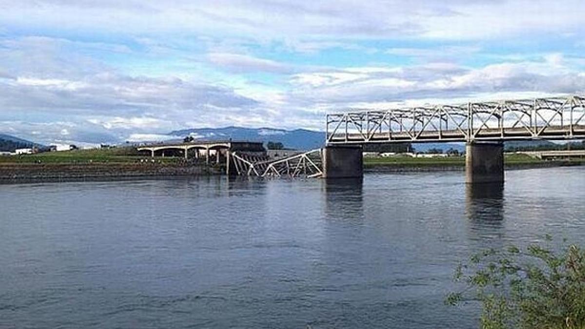 un pod rutier din washington s a prabusit masinile care il traversau au cazut in apa