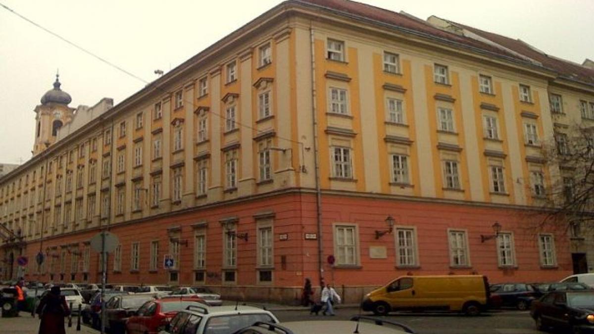 un proiectil din wwii a fost descoperit pe acoperisul primariei din budapesta