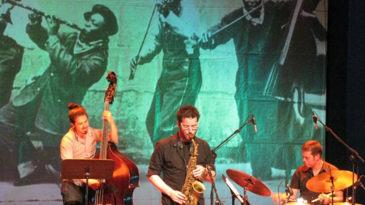 zece zile de concerte si petreceri la casa tiff