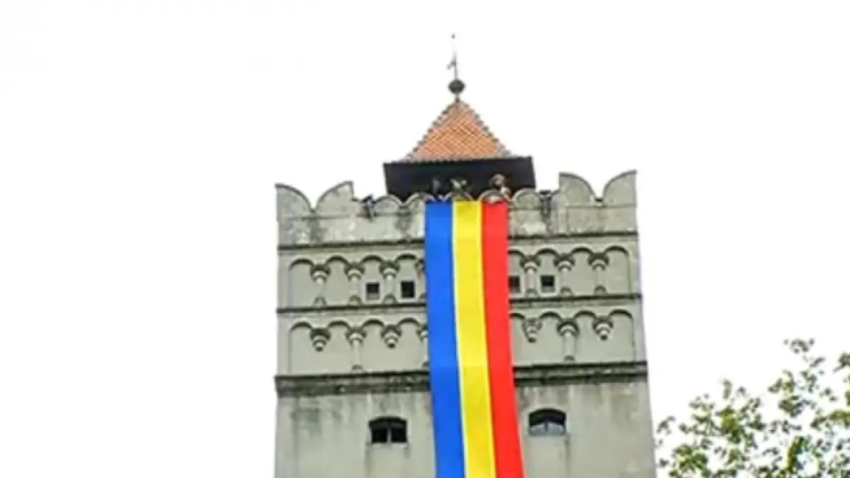 drapelul romaniei arborat pe castelul bran pregatirile pentru ziua cea mare au intrat in linie