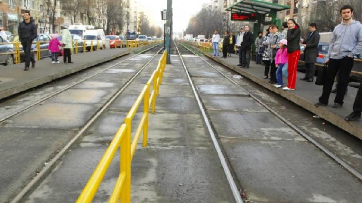 tupeu de bucuresti un sofer si a parcat masina neregulamentar si a blocat 15 tramvaie