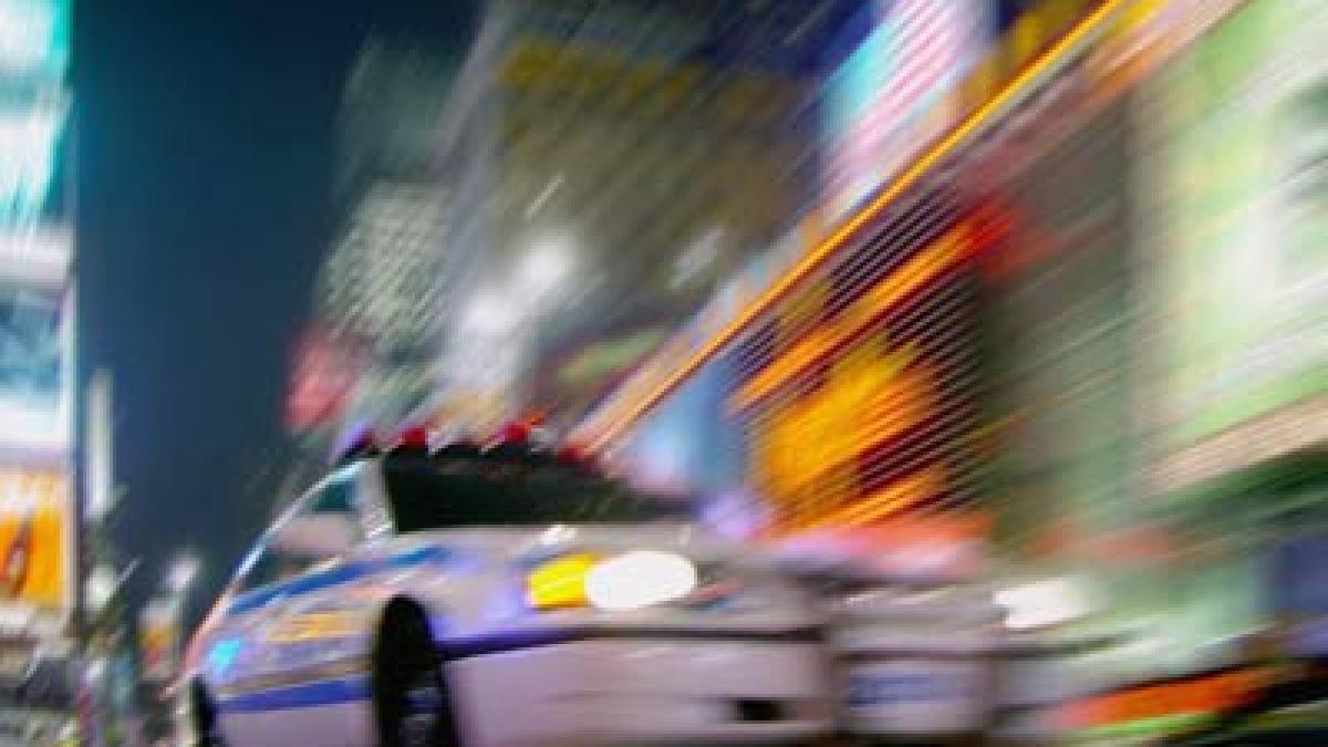 zece politisti au descins la un tanar banuit ca a piratat un film