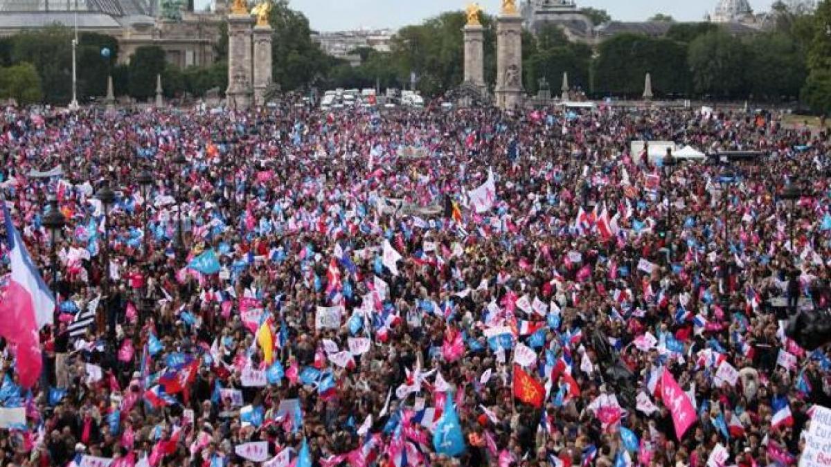 zeci de mii de francezi au participat la un protest fata de casatoriile intre persoanele de acelasi