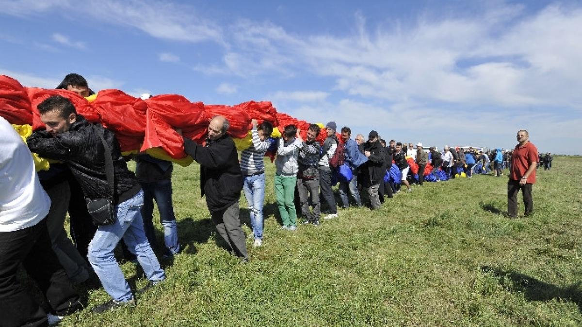 antena 3 ridica drapelul sute de voluntari au ajutat la intinderea celui mai mare steag din lume