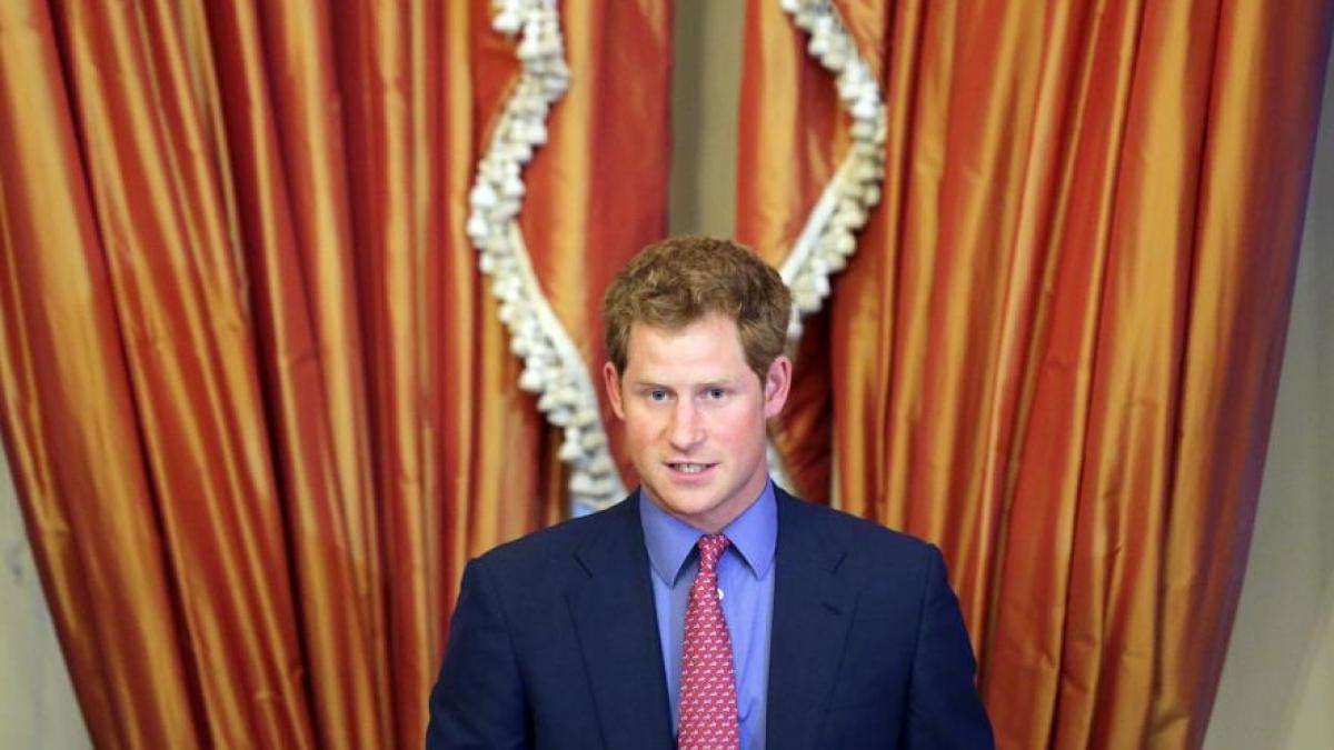 Cu ce problemă se confruntă prinţul Harry. Avertismentul tabloidelor britanice l-a pus pe gânduri
