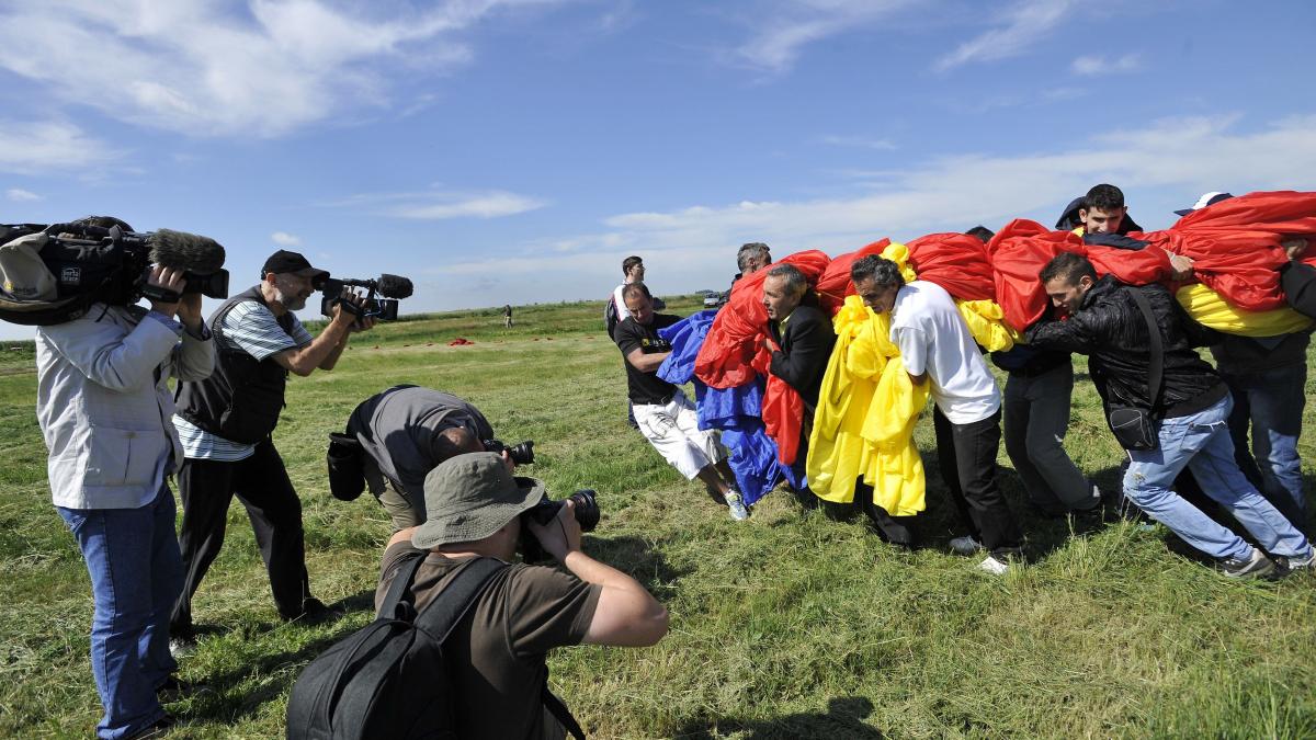 directorul fabricadesteaguri eu eu ma pricep la facut steaguri antena 3 la unit oameni