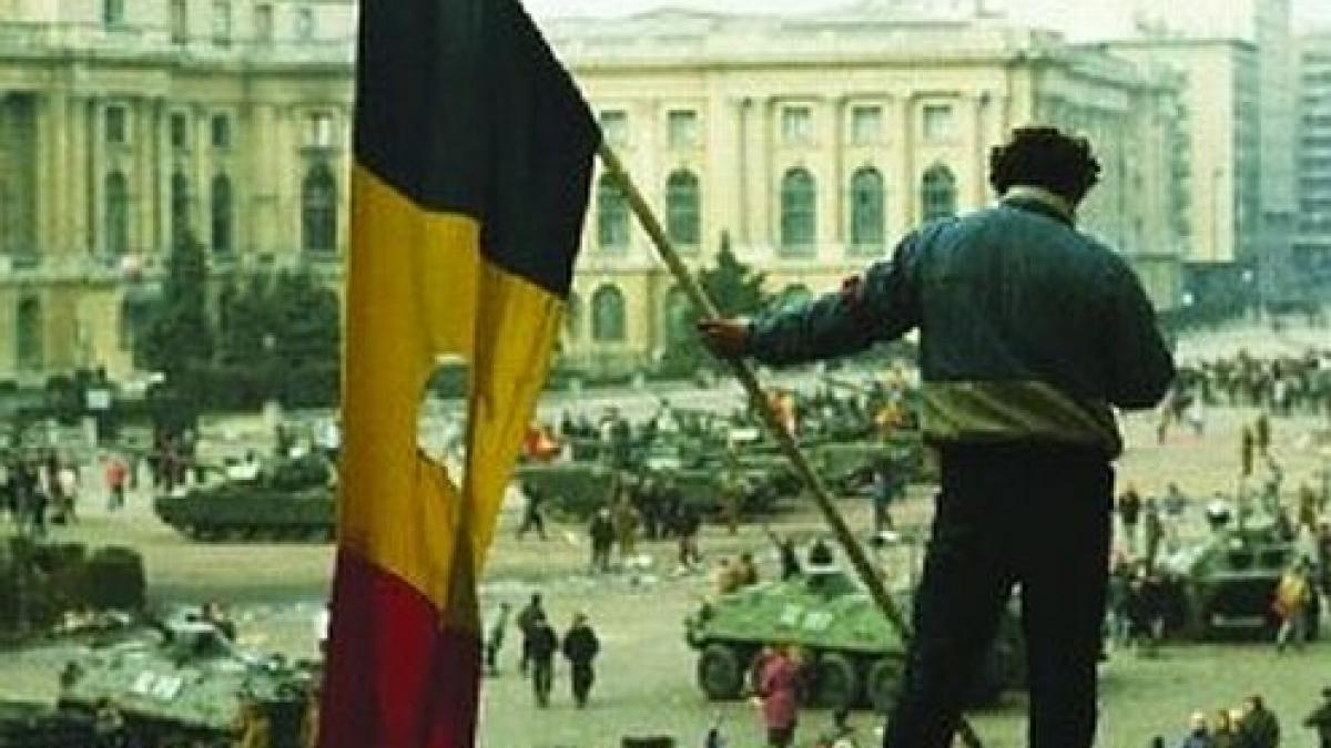 drapelul romaniei cu stema taiata simbolul revolutiei de la 1989 era marcata libertatea sfarsitul
