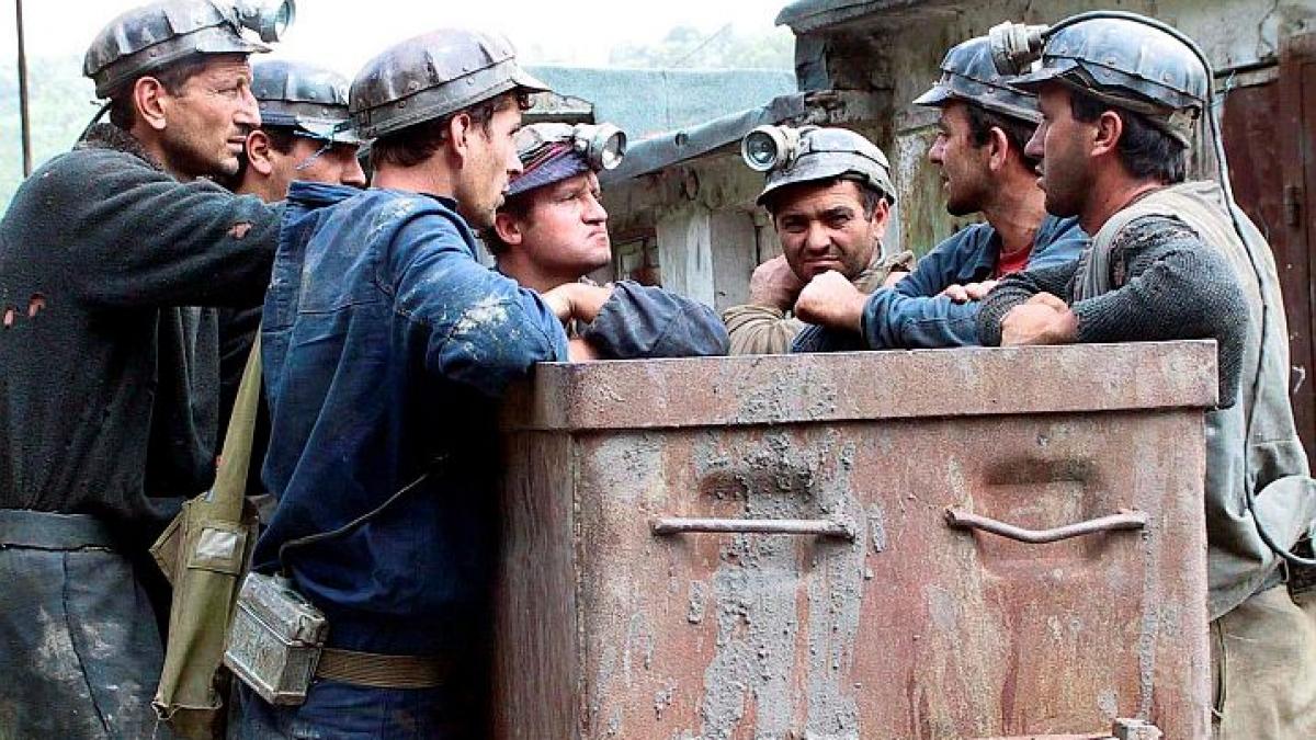 mii de mineri se pregatesc sa iasa in strada ortacii sunt nemultumiti ca li s a taiat din salariu