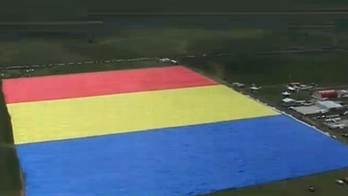 radu tudor cel mai mare steag din lume de 79 000 metri patrati a fost cusut de doua femei