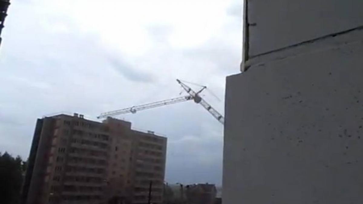 vantul puternic a doborat o macara peste un bloc de locuinte