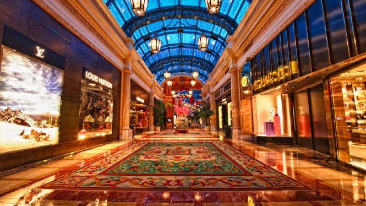 de ce fug marile case de lux franceze de tara noastra romania are o imagine denaturata