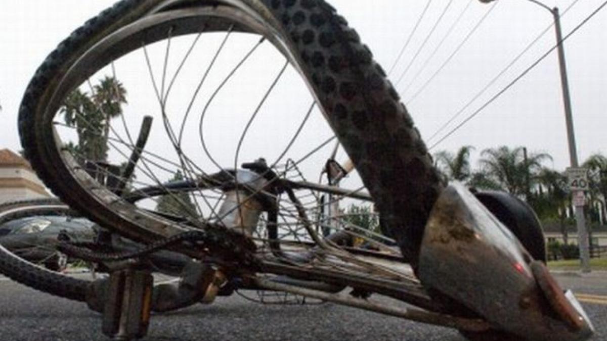 imagini socante surprinse de camerele de supraveghere un biciclist a fost spulberat de un tir