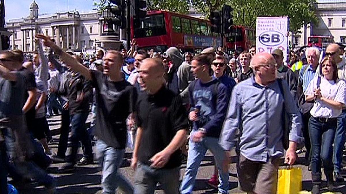 proteste violente in londra in numele soldatului britanic asasinat de doi islamisti