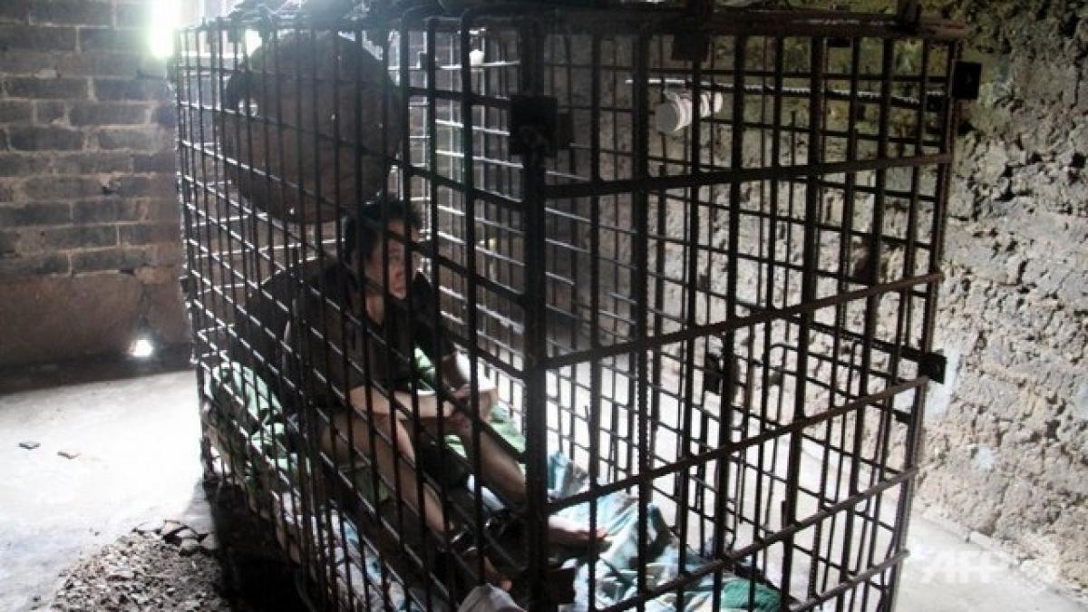 un chinez este tinut inchis in cusca de propria mama de ce a ales familia aceasta masura extrema