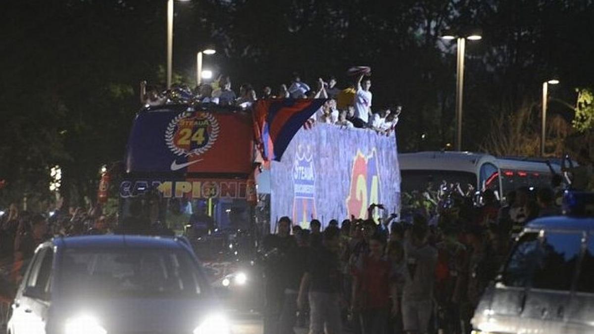 a fost revelion in piata constitutiei mii de stelisti au sarbatorit castigarea celui de al 24 lea