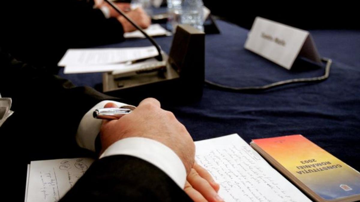 comisia de rezivuire a respins ca in constitutie sa se scrie ca romania este republica parlamentara