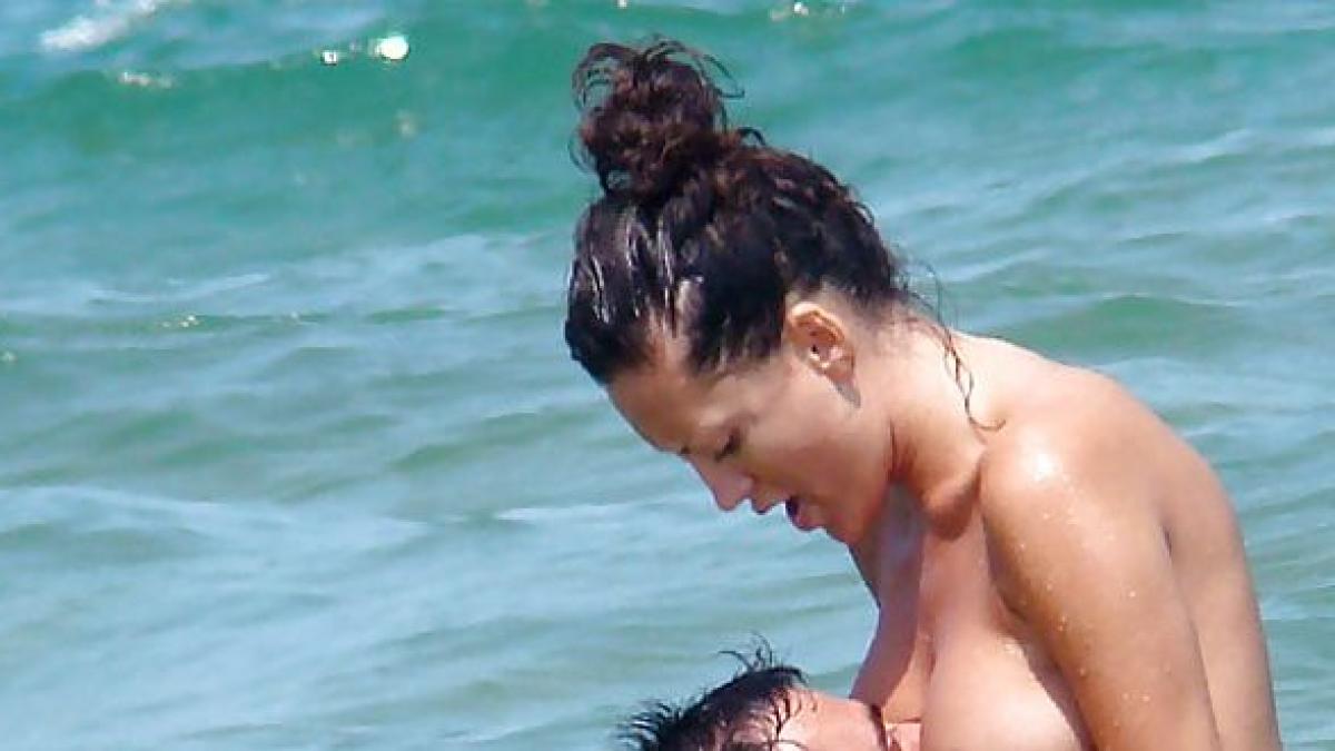 copiii veniti in excursie la mare se uitau de pe mal la ei ne simteam liberi nu stiam ca suntem