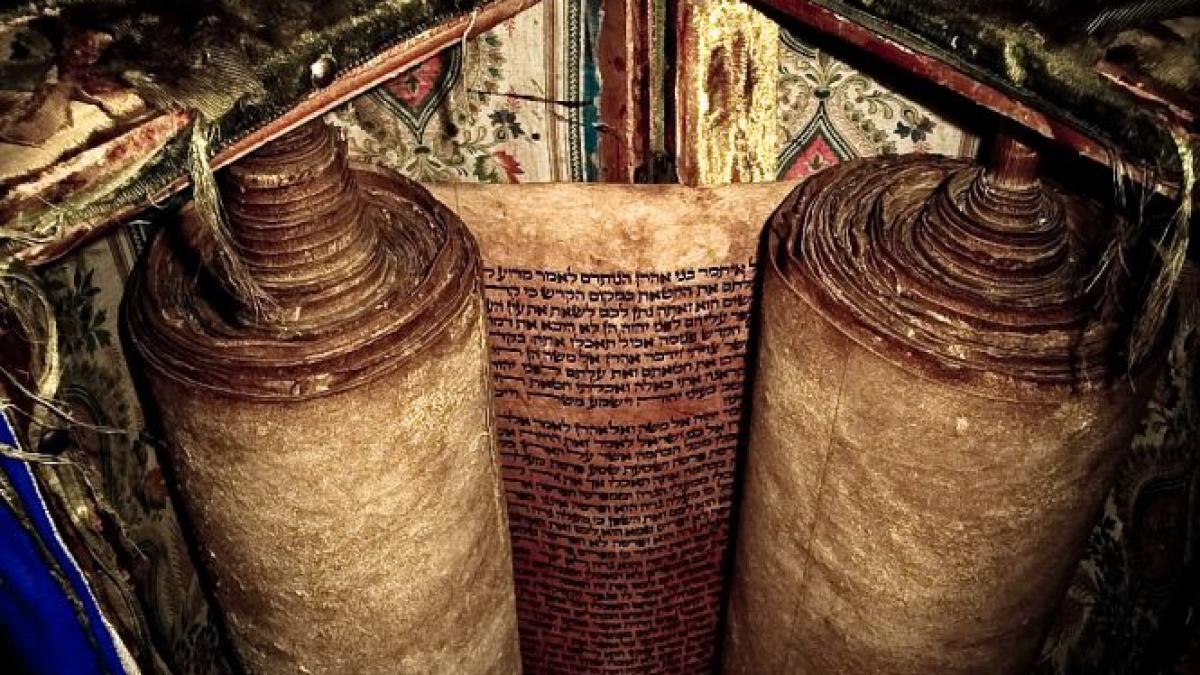 Descoperire remarcabilă în arhivele Universităţii din Bologna. Cea mai veche tora din lume