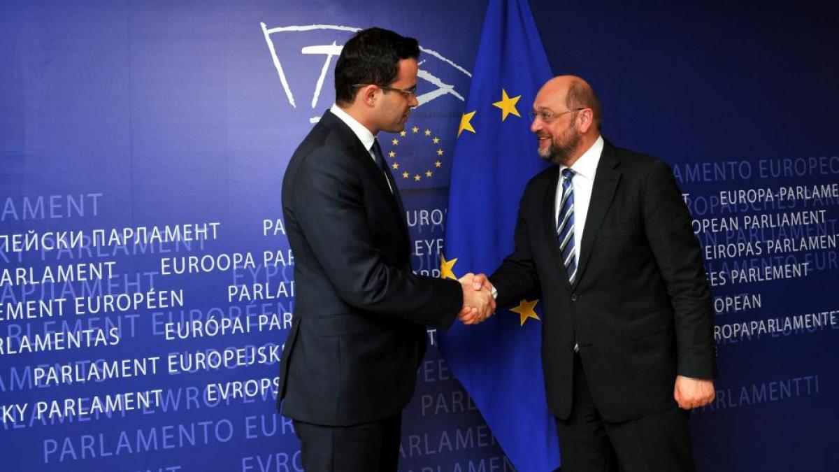 mihai gadea i a facut cadou lui martin schulz o stea de pe drapelul ue realizat de antena 3 mihai gadea i a facut cadou lui martin schulz o stea de pe drapelul ue realizat de antena 3