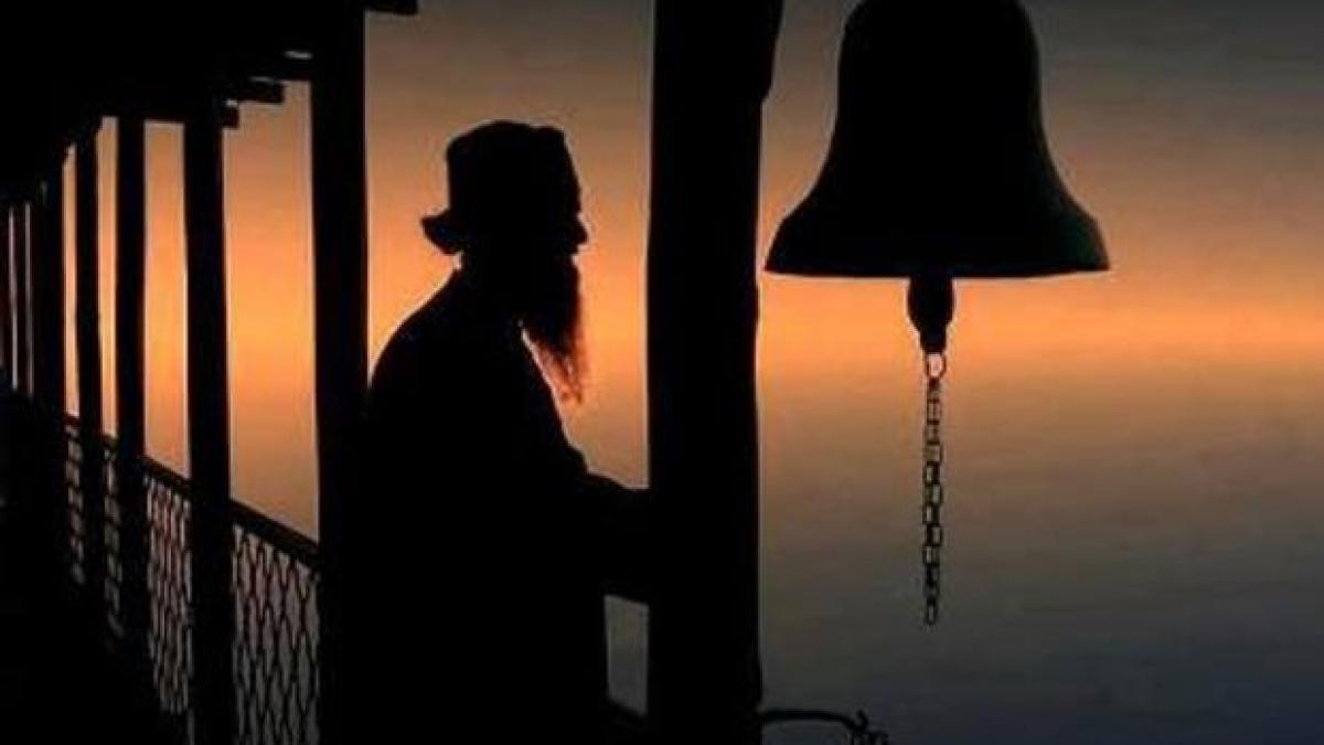 petrecere revoltatoare la manastire doi calugari s au distrat cu femei in camera lacasului de cult