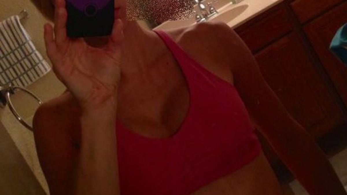 si a facut o fotografie in oglinda dar acum regreta ca nu a fost mai atenta sute de prieteni rad de