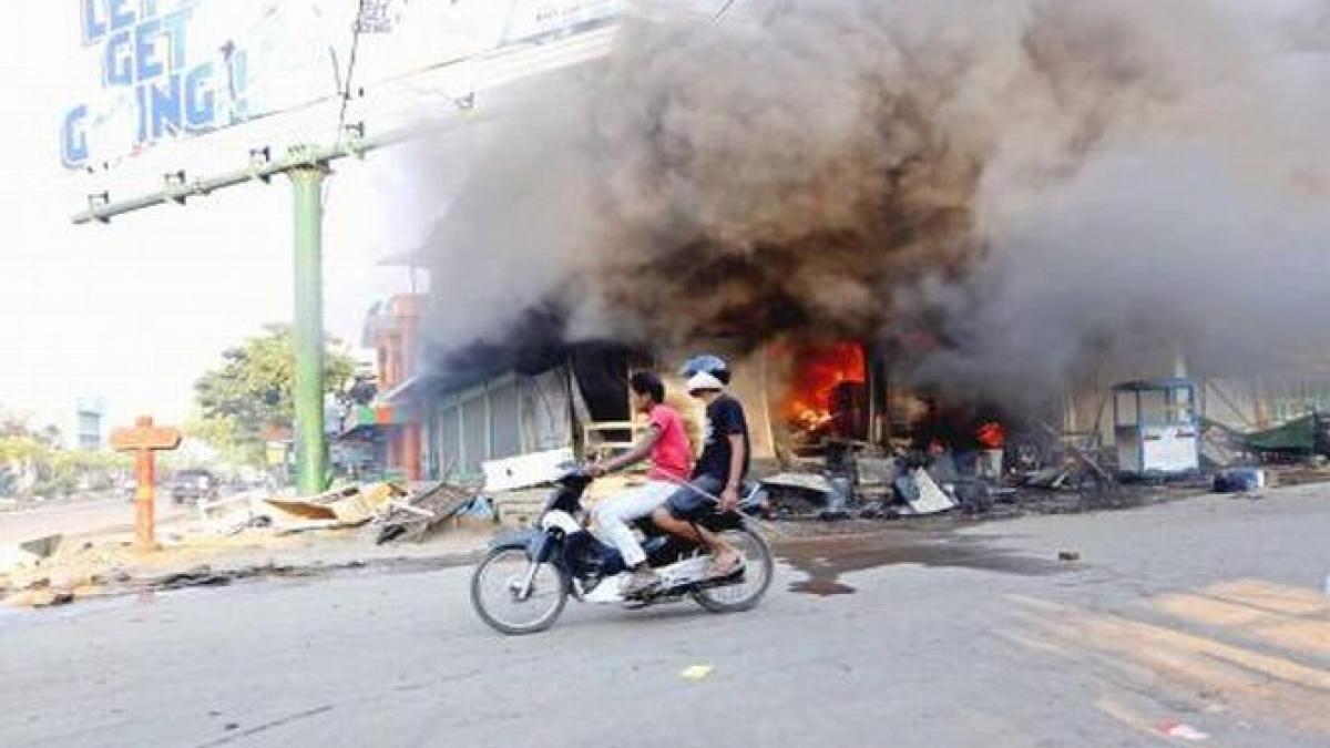 violentele dintre budistii si musulmanii din myanmar au continuat pentru a doua zi consecutiv