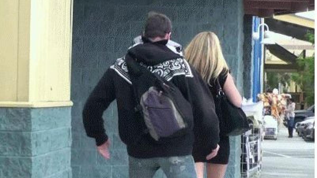 e de necrezut ce i a facut acest barbat tinerei care mergea pe strada am fost umilita in ultimul hal