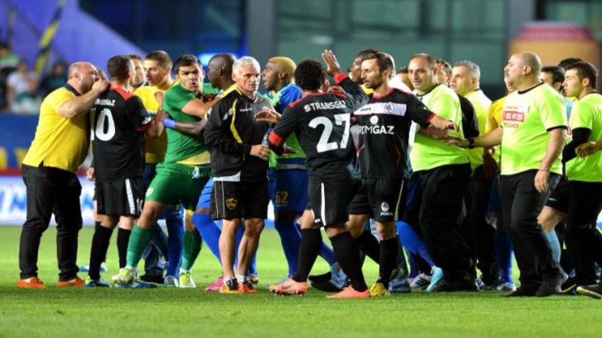 bornescu a fost suspendat opt etape dupa ce l a muscat pe bawab in meciul petrolul gaz metan